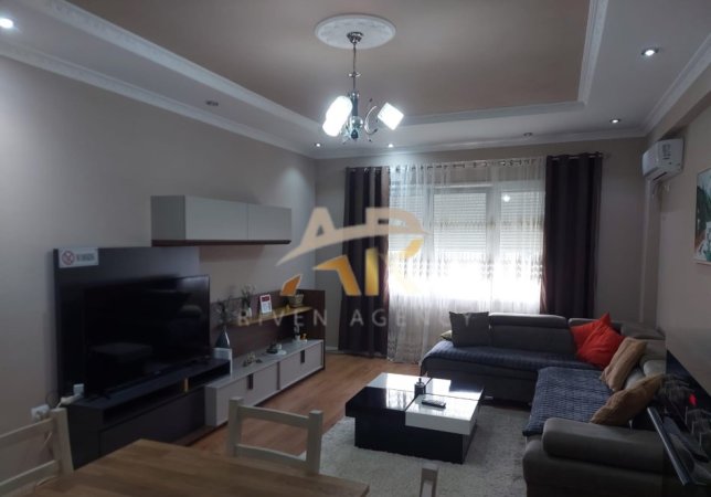 Tirane, jepet me qera shtepi 1+1 Kati 5, 96 m² 900 € (Rruga Bilal Sina)