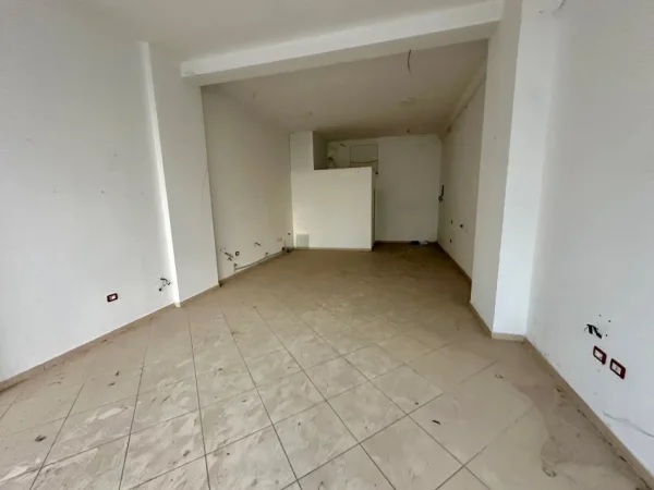 Tirane, shitet dyqan Kati 0, 63 m² 126.000 € (Yzberisht afer Nela 6)