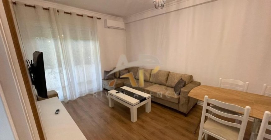 Tirane, jepet me qera shtepi 2+1 Kati 2, 85 m² 750 € (Rruga Xhon Kenedi)