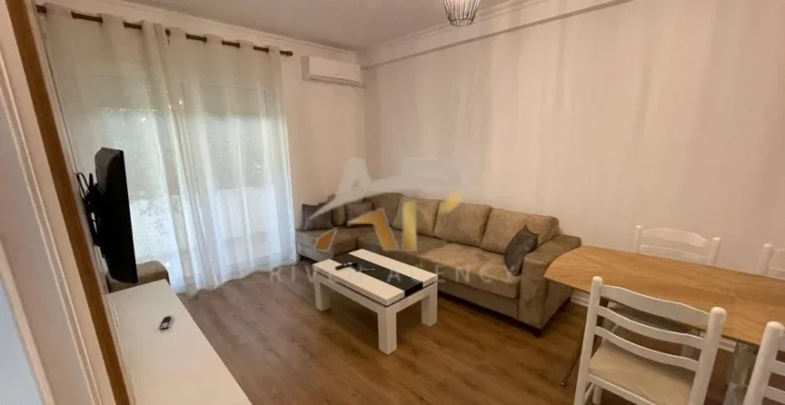 Tirane, jepet me qera shtepi 2+1 Kati 2, 85 m² 750 € (Rruga Xhon Kenedi)