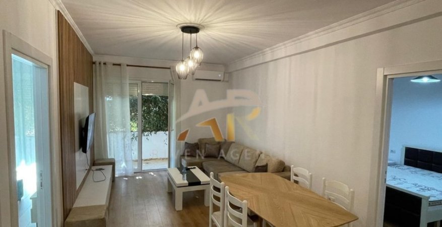 Tirane, jepet me qera shtepi 2+1 Kati 2, 85 m² 750 € (Rruga Xhon Kenedi)