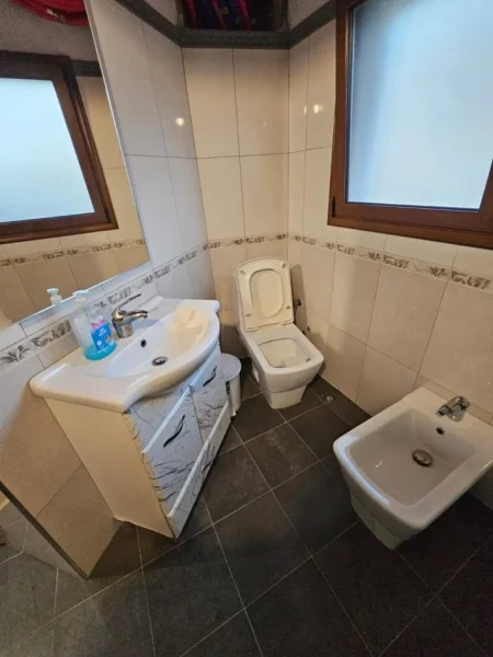 Tirane, jepet me qera apartament 2+1 , 850 € (Komuna e Parisit)