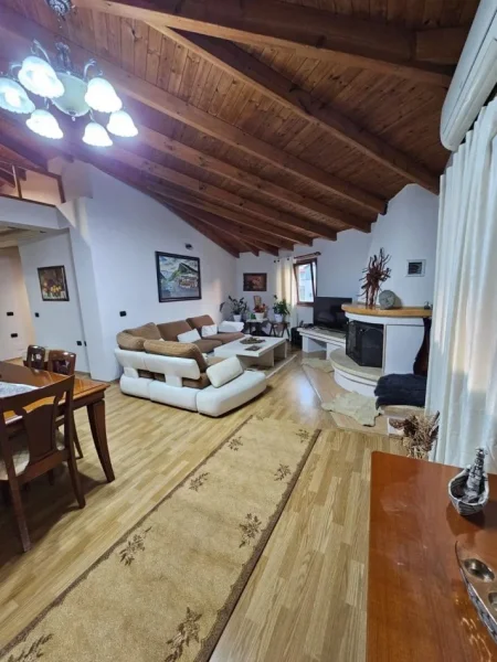 Tirane, jepet me qera apartament 2+1 , 850 € (Komuna e Parisit)