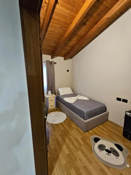 Tirane, jepet me qera apartament 2+1 , 850 € (Komuna e Parisit)