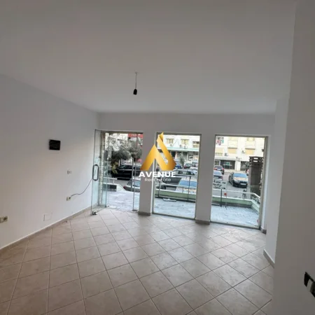 Tirane, jepet me qera dyqan Kati 0, 30 m² 350 € (kthesa e kamzes)