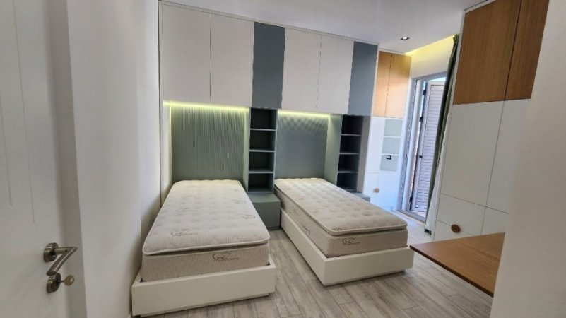 Tirane, jepet me qera apartament 3+1 Kati 8, 111 m² 1.250 € (Rruga e kavajes)