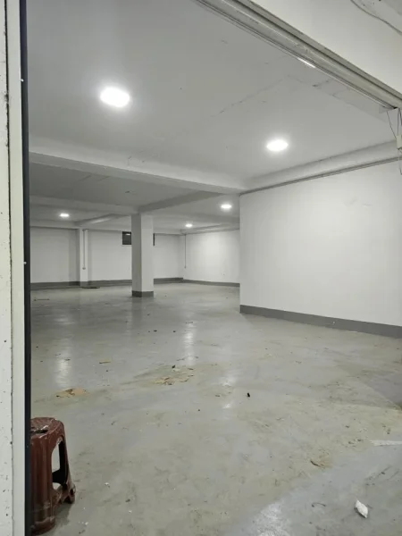 Tirane, jepet me qera magazine Kati -1, 350 m² 1.500 € (5 maji)