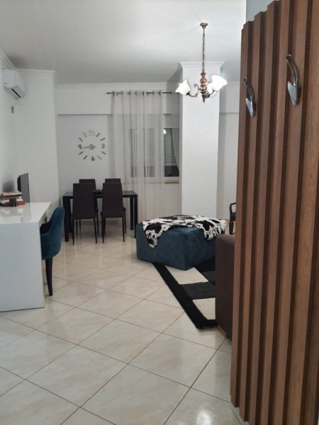 Tirane, jepet me qera apartament 1+1+Ballkon Kati 7, 67 m² 600 € (komuna e parisit)