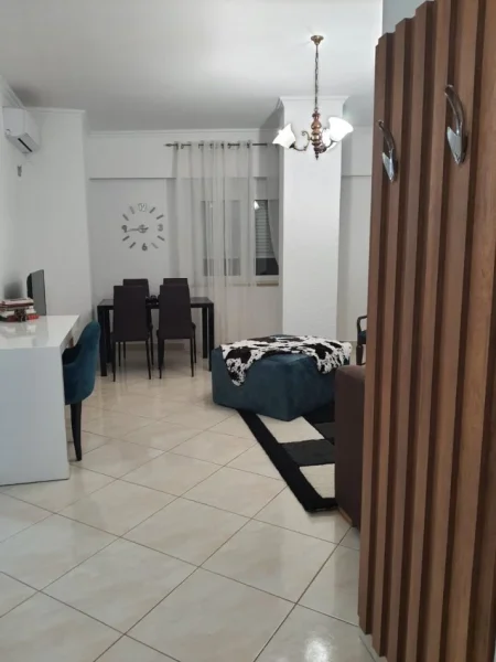 Tirane, jepet me qera apartament 1+1+Ballkon Kati 7, 67 m² 600 € (komuna e parisit)