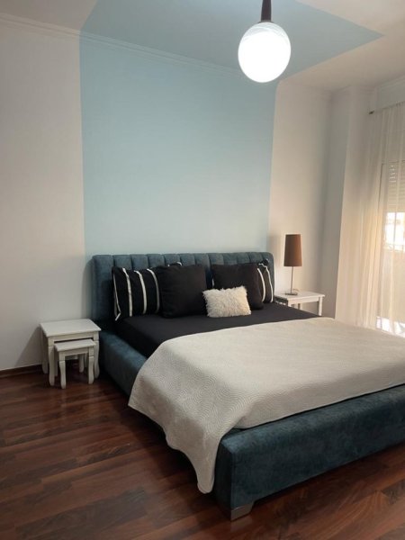 Tirane, jepet me qera apartament 1+1+Ballkon Kati 7, 67 m² 600 € (komuna e parisit)