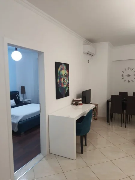 Tirane, jepet me qera apartament 1+1+Ballkon Kati 7, 67 m² 600 € (komuna e parisit)