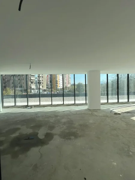 Tirane, jepet me qera ambjent biznesi Kati 1, 180 m² 5.200 € (Rruga Kosovareve)
