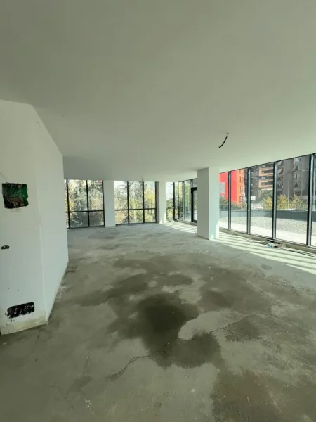 Tirane, jepet me qera ambjent biznesi Kati 1, 180 m² 5.200 € (Rruga Kosovareve)