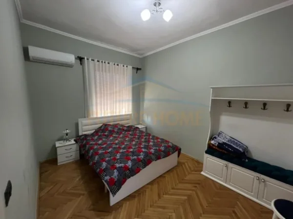 Korce, jepet me qera apartament 2+1 Kati 3, 70 m² 250 € (Lagjia 9, Korçë.)