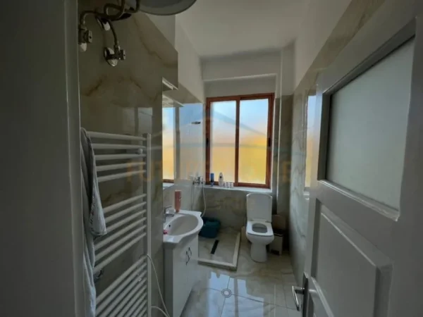 Korce, jepet me qera apartament 2+1 Kati 3, 70 m² 250 € (Lagjia 9, Korçë.)