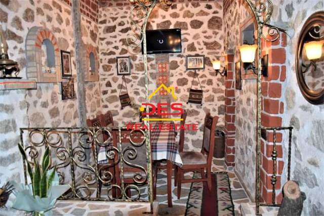 Tirane, jepet me qera bar-resorant 200 m² 1.500 Euro
