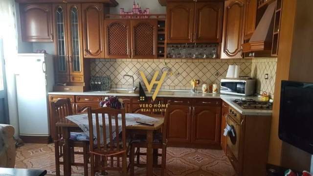 Tirane, shitet Vile 3 Katshe Kati 0, 1.390 m² 300.000 Euro (PASKUQAN)