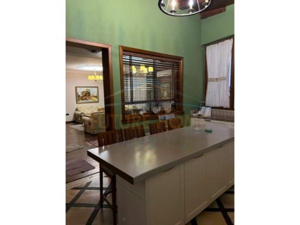 Tirane, jepet me qera apartament 3+1+BLK Kati 9, 209 m² 800 Euro (Rr.Kavajes)