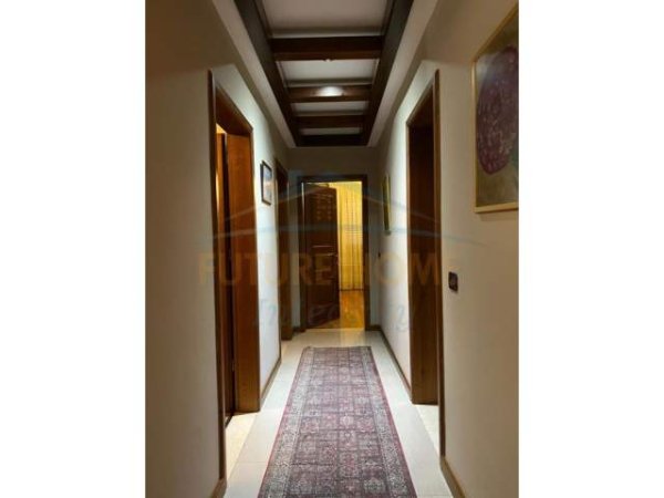 Tirane, jepet me qera apartament 3+1+BLK Kati 9, 209 m² 800 Euro (Rr.Kavajes)