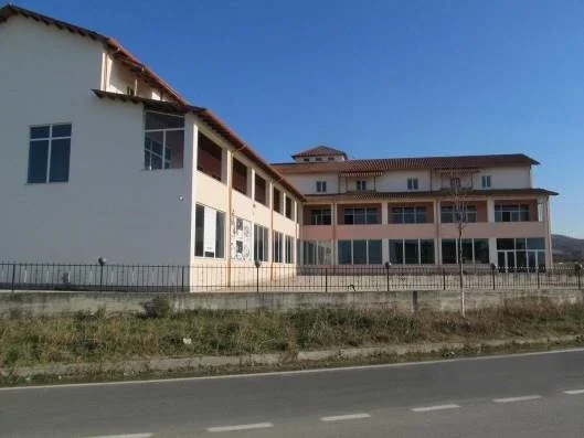 Shitet Truall dhe Ndertese tre kateshe, Cmimi Fillestar 27,253,800 Leke, (Shperdhet, Mamurras)