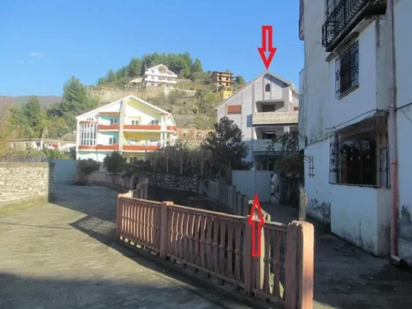 Lac, Shitet Truall dhe Ndërtesë 3 katëshe, Cmimi Fillestar 8.780.800 Leke (Lagjia Nr. 4)