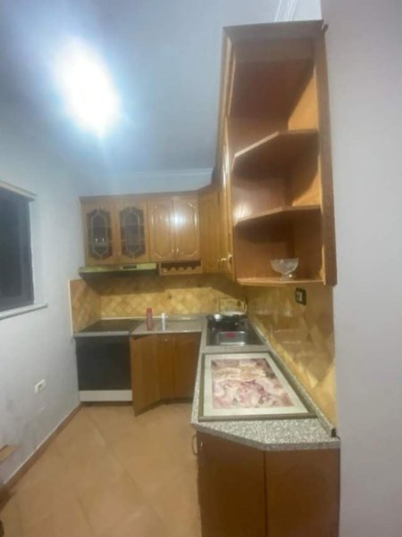 Tirane, jepet me qera shtepi 2+1 Kati 1, 96 m² 30.000 Leke (rruga Andon Mazreku)