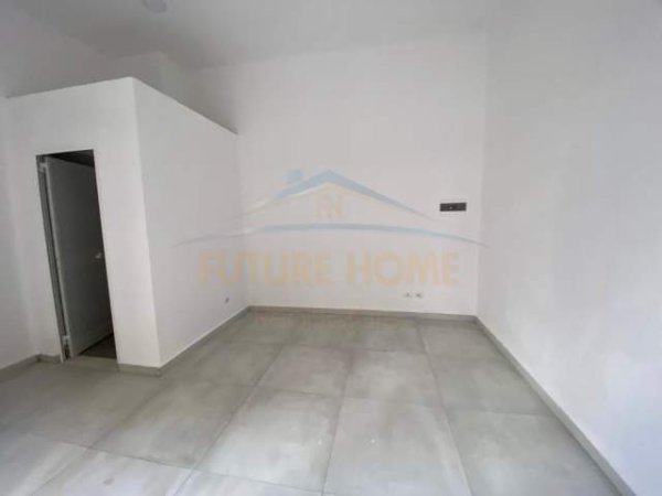 Durres, jepet me qera dyqan Kati 0, 28 m² 300 Euro (Tatimet, Durres)