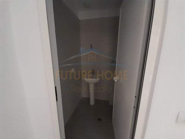 Durres, jepet me qera dyqan Kati 0, 28 m² 300 Euro (Tatimet, Durres)