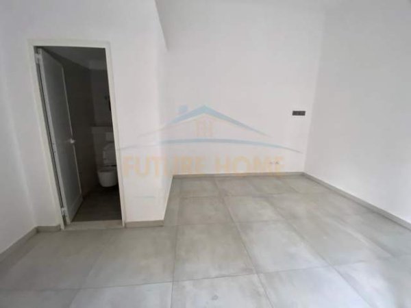 Durres, jepet me qera dyqan Kati 1, 25 m² 250 Euro (Tatimet, Durres)