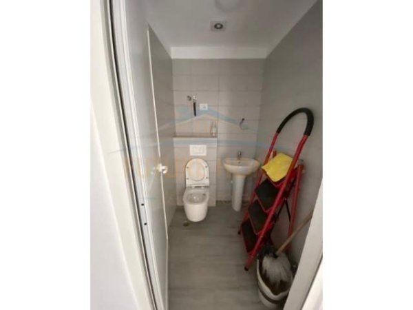 Durres, jepet me qera dyqan Kati 1, 25 m² 250 Euro (Tatimet, Durres)