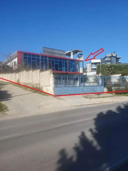 Fier, Mbrostar Ura Shitet Truall 1.230 m² dhe Ndertese 504 m² me siperfaqe totale 1,582 m², Cmimi Fillestar 35.280.000 Leke