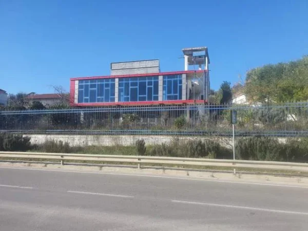 Fier, Mbrostar Ura Shitet Truall 1.230 m² dhe Ndertese 504 m² me siperfaqe totale 1,582 m², Cmimi Fillestar 35.280.000 Leke