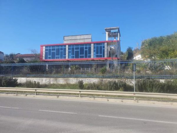 Fier, Mbrostar Ura Shitet Truall 1.230 m² dhe Ndertese 504 m² me siperfaqe totale 1,582 m², Cmimi Fillestar 35.280.000 Leke