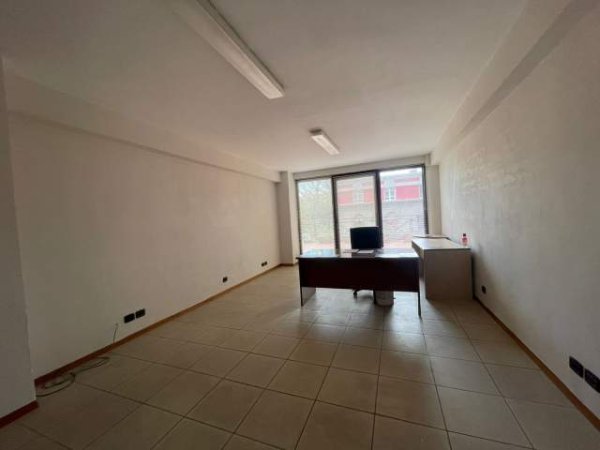 Tirane, jepet me qera ambjent biznesi Kati 2, 40 m² 600 Euro