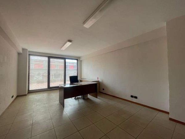 Tirane, jepet me qera ambjent biznesi Kati 2, 40 m² 600 Euro