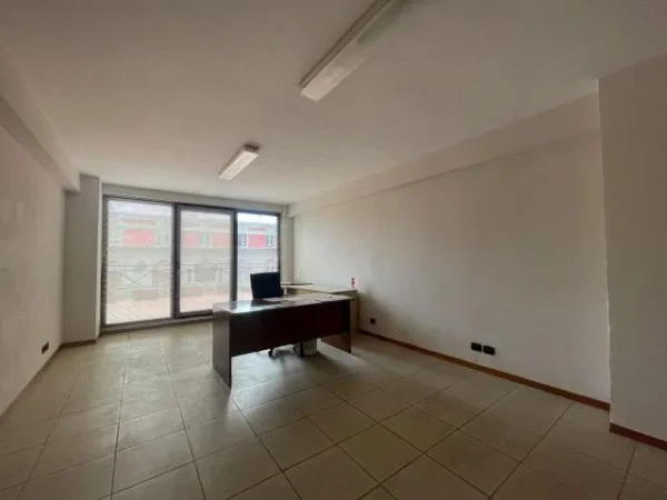 Tirane, jepet me qera ambjent biznesi Kati 2, 40 m² 600 Euro