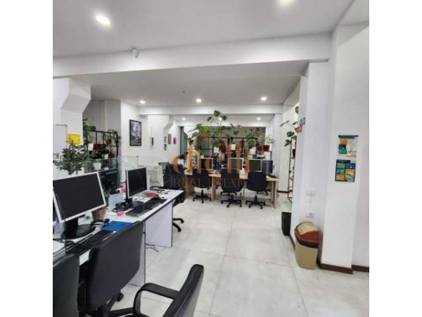 Tirane, jepet me qera ambjent biznesi Kati 3, 450 m² 5.500 Euro (Sheshi Willson)