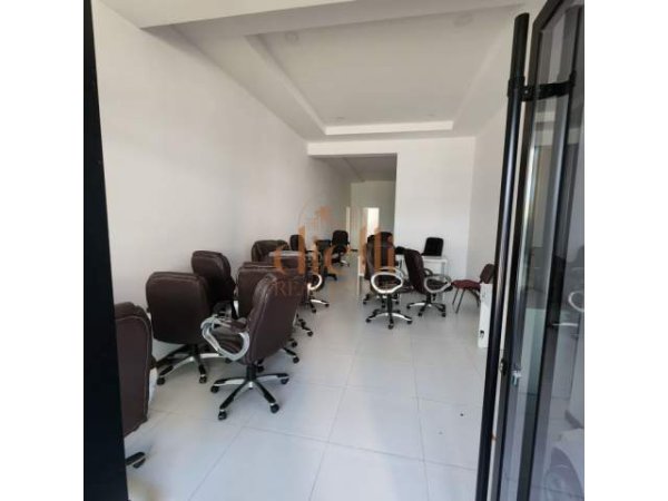 Tirane, jepet me qera ambjent biznesi Kati 3, 450 m² 5.500 Euro (Sheshi Willson)