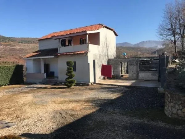 Lac , Shitet Toke Are, Truall + Ndertese, Cmimi Fillestar 3,240,000 Lekë, Shperdhet Mahmurras