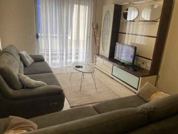 Tirane, jepet me qera apartament 1+1+BLK 78 m² 300 Euro (Fresku)