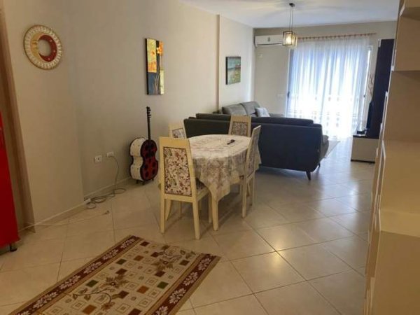 Tirane, jepet me qera apartament 1+1+BLK 78 m² 300 Euro (Fresku)