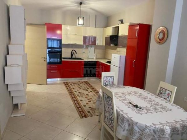 Tirane, jepet me qera apartament 1+1+BLK 78 m² 300 Euro (Fresku)