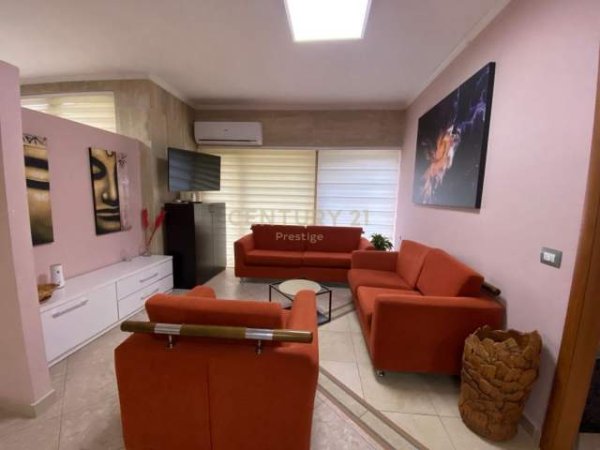 Tirane, jepet me qera ambjent biznesi Kati 0, 74 m² 700 Euro (Pazari i Ri)