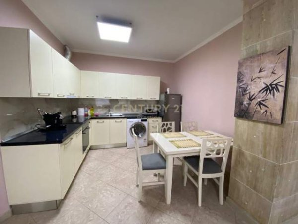 Tirane, jepet me qera ambjent biznesi Kati 0, 74 m² 700 Euro (Pazari i Ri)