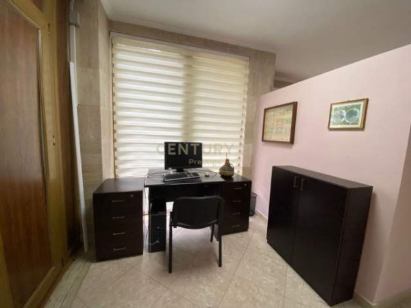 Tirane, jepet me qera ambjent biznesi Kati 0, 74 m² 700 Euro (Pazari i Ri)
