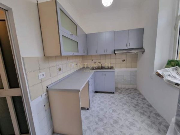 Tirane, jepet me qera apartament 2+1 Kati 2, 78 m² 700 Euro (Pallatet Agimi)