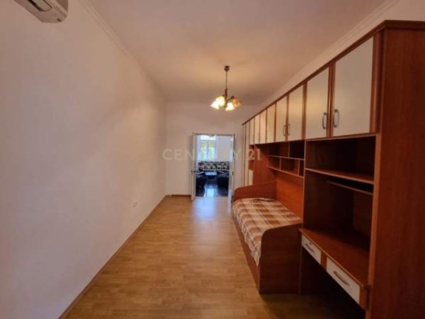 Tirane, jepet me qera apartament 2+1 Kati 2, 78 m² 700 Euro (Pallatet Agimi)