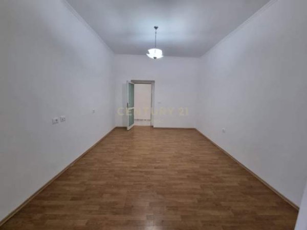 Tirane, jepet me qera apartament 2+1 Kati 2, 78 m² 700 Euro (Pallatet Agimi)