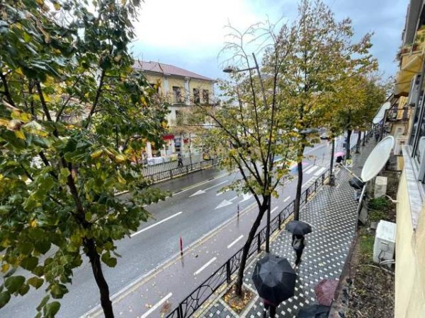 Tirane, jepet me qera ambjent biznesi Kati 2, 90 m² 700 Euro (Rr . Durresit)