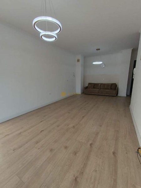 Tirane, jepet me qera zyre Kati 4, 78 m² 550 Euro (Rruga Kosovareve)